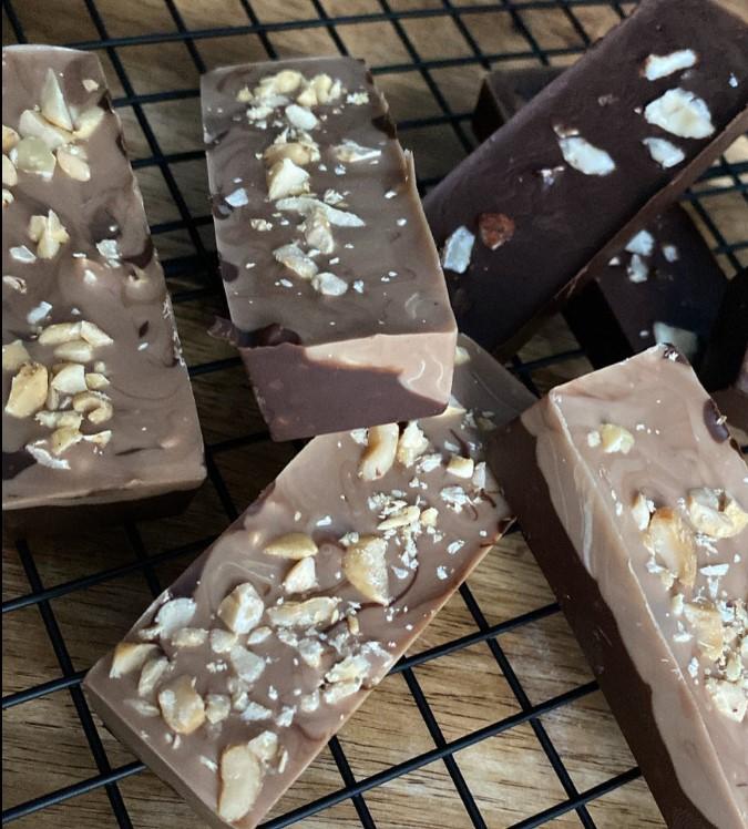 Barres chocolat cacahuetes double chocolat noisettes